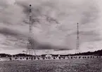 Spånga. Rundradiostationen med de 150 m höga masterna, röd- och vitmålade för flygtrafikens skull. Stationen slopad 1956. Ersatt med rundradiostation i Nacka.