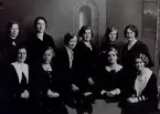 Telefonister vid Ljungby telefonstation i början av 1930-talet. Översta raden: Magda Tomsen, Inez Johansson, Signe Johansson, Kerstin Hedkvist, Veda Svensson och Lisa Karlsson. Nedre raden: Ingalisa Blomkvist, Gerda Bengtsson, Elsa Ring och Evy Gunnarsson.