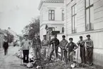 Blockläggning på Trädgårdsgatan i Hudiksvall 1925. Från vänster Gustav Lemon, Gustav Nordahl, Axel Eriksson, Helmer Halenius, Erik Hedberg, Helge persson, Erik Hellström och Sören Eriksson.