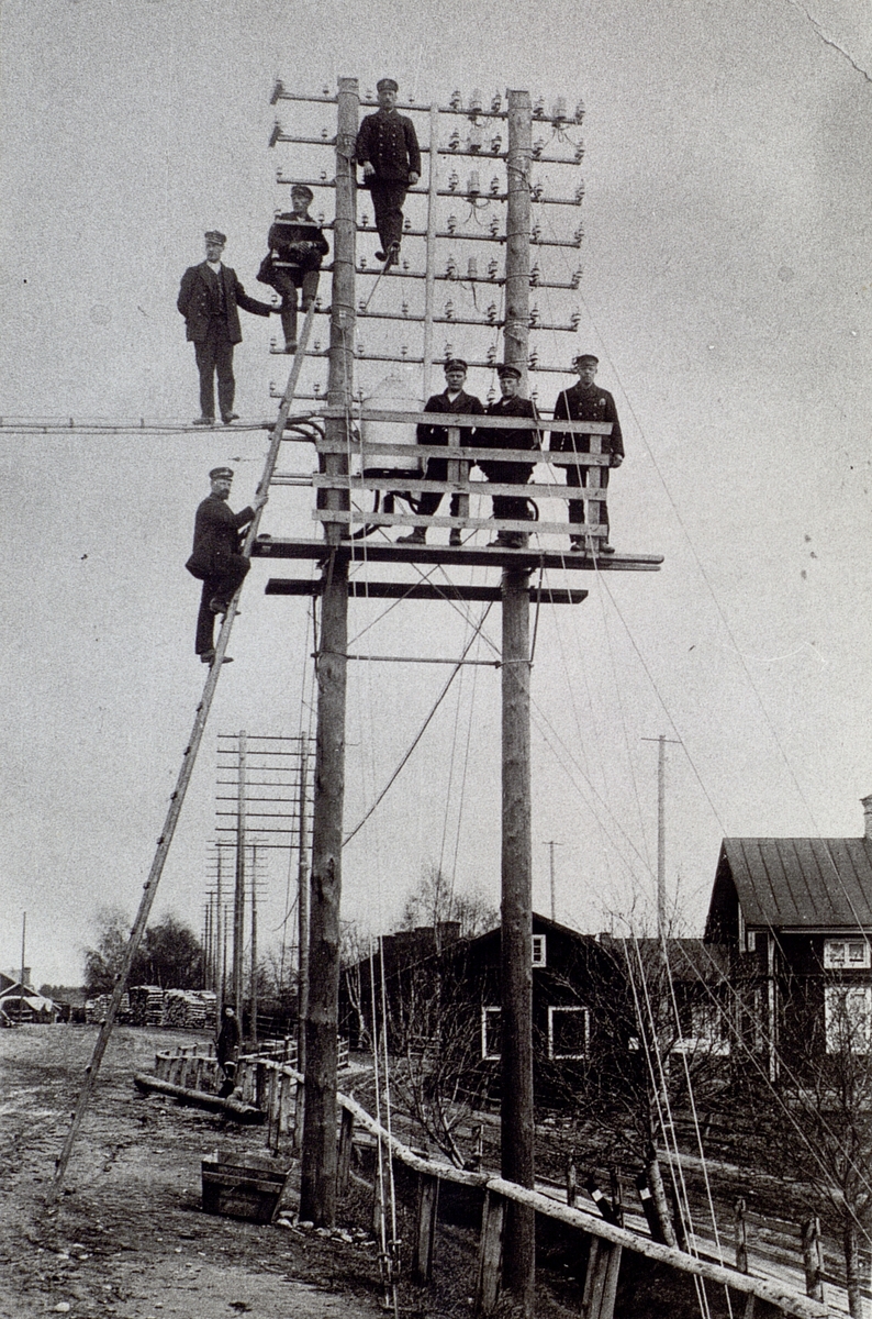 Mitten på 1920. Troligen i Gnarp. På stegen Lapp-Jonson. Stående på kabellinan Karl Kristmansson. På bryggan längst till höger Clas Wennberg.
