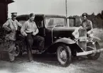 I Österstråsjö, Bjuråker 1948. Från vänster, Lagbas August Lundin, linjearbetarna Karl-Erik Abrahamsson och Gustav Svedin. Bilen troligen En Cheva modell 1929 som ägdes av Karl-Erik. Foto Arne Sandström, som var fjärde mannen i laget och som ägde en enkel lådkamera.