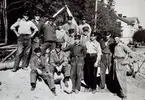 Blockläggning på Södra Vägen i Hudiksvall 1934. Från vänster i främre raden: Axel Eriksson, Erik Verner Eriksson, Olle Vestin, Gösta (Dödarn) Larsson, Kalle Hansson och John Eriksson. Mellersta raden: Kalle Eriksson, Ragnar Sving, okänd, John Hedberg, Sten Sundkvist och August Lundin. Överst: okänd och Erik Olsson.