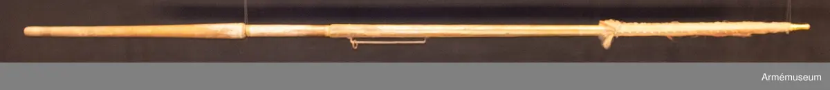 Stången har 6 kannelyrer varav varannan är stålskodd. Stången har en löparten av järn 280 mm lång och 27 mm utgående från stången, på denna sitter en järnring med 40 mm diameter. Stången har varit bemålad men endast delar av färgen är bevarad. Spets saknas.
Av duken finns i stort sett inte något kvar. Endast tyget som fästs vid stången återstår. Av dessa rester att döma har duken varit sydd av röd damast. Duken är fäst med tre band vardera fästa med 24 tännlikor. Bandet är gjort av silvertråd och 10 mm brett. 
Fransen är 60 mm bred bestående av silvertråd och silke i en idag brun färg som tyder på att den ursprungliga färgen varit röd. 
På stången är antecknat nr längst ner vid basen siffrorna, 258307.
