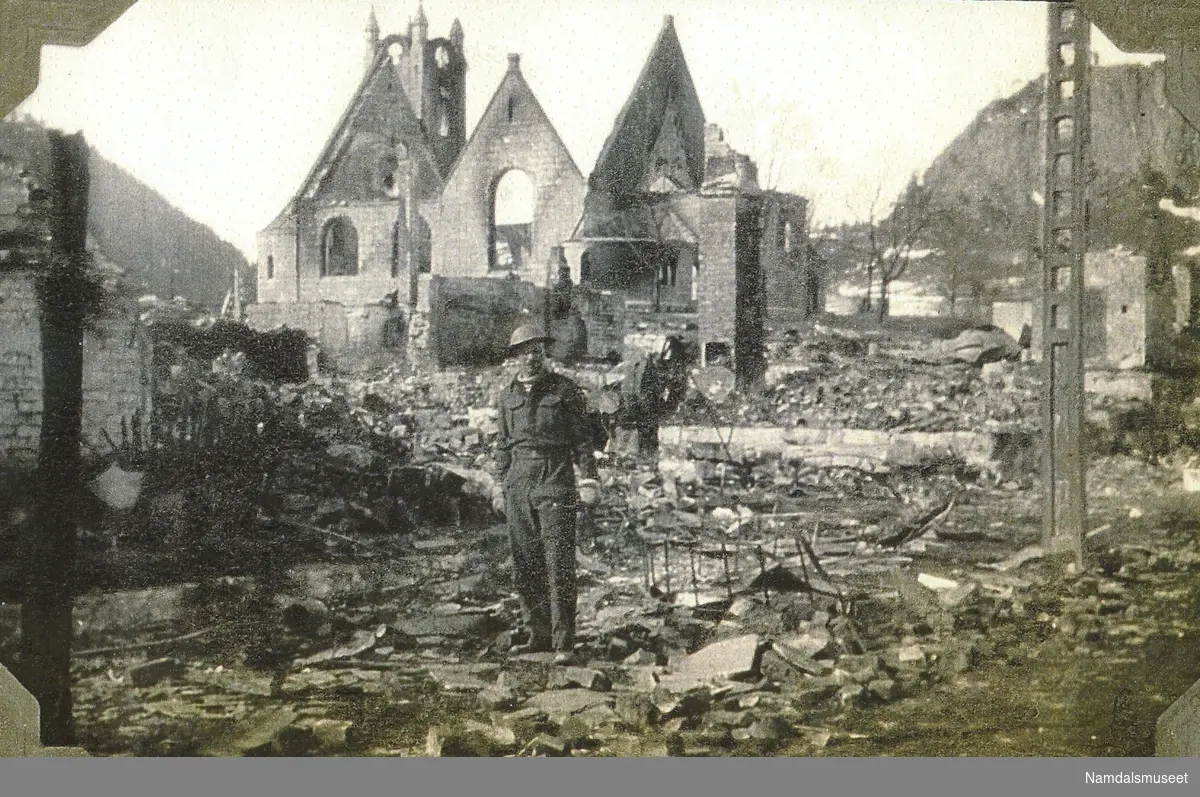 Engelsk soldat midt i et utbombet Namsos