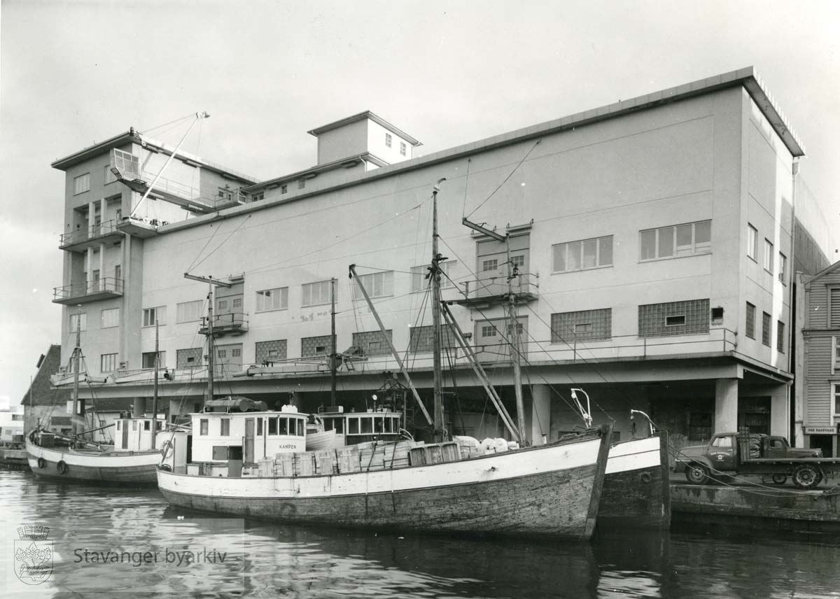 Fiskebåter eller lastebåter ligger til kai