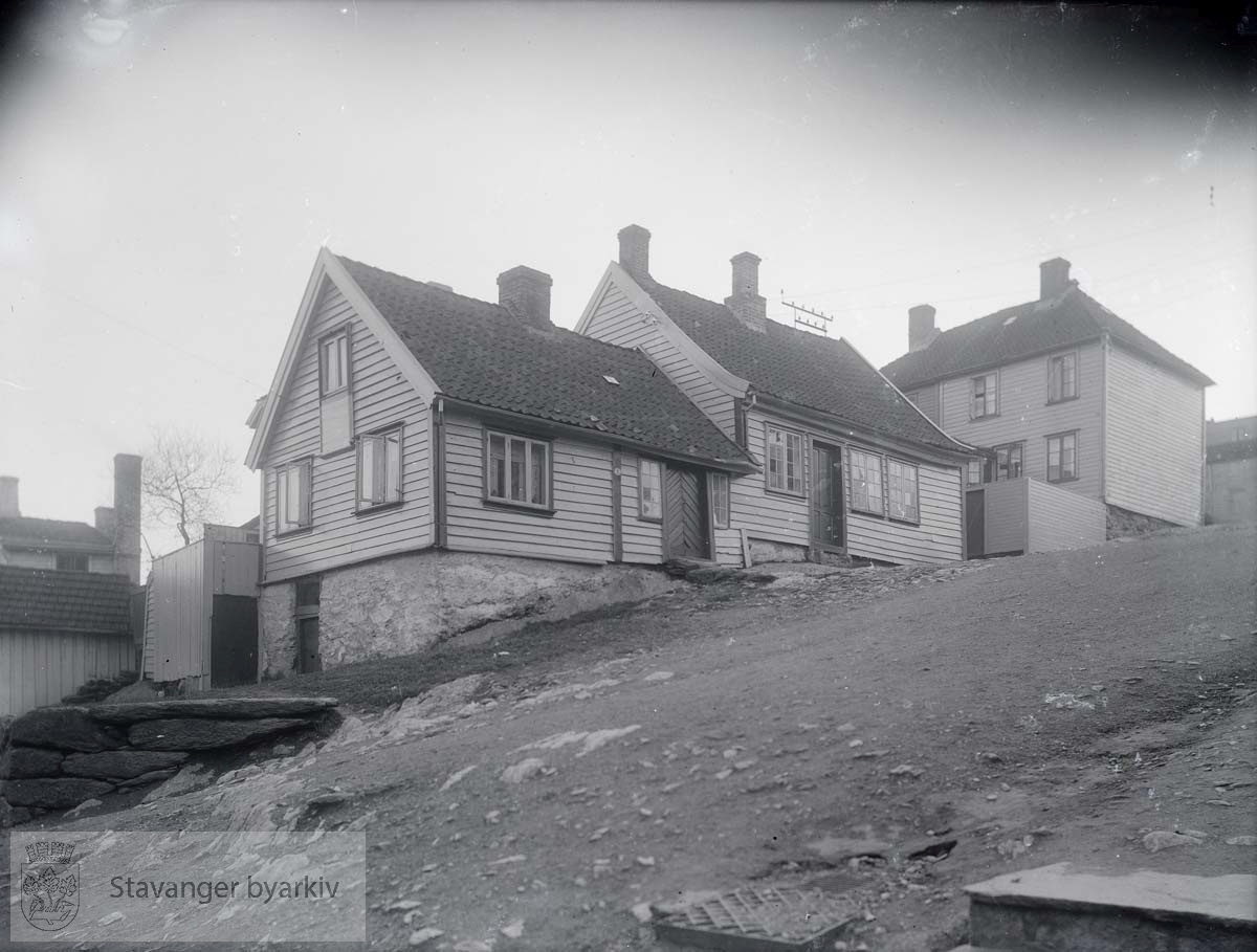 Blåsenborg skole, Øvre Blåsenborg 2, fra nordvest. Husene var bygd sammen og hadde samme gatenummer. Senere var det kommunalt feierbad. Øverst til høyre Nedre Dalgate 26.