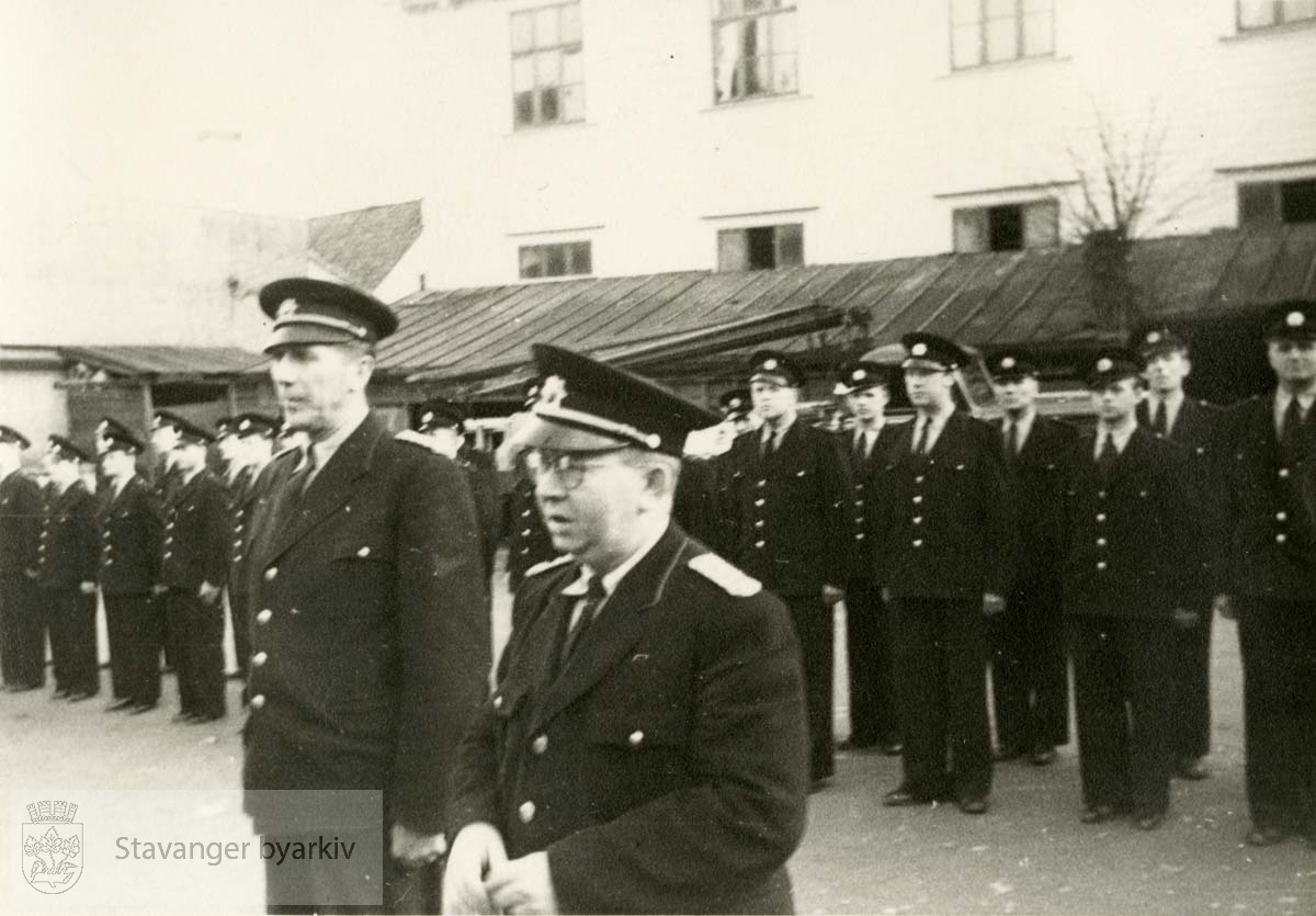 Brannkorpset oppstilt. Brannsjef Sigurd Bernhoff Evensen i forgrunnen til høyre.