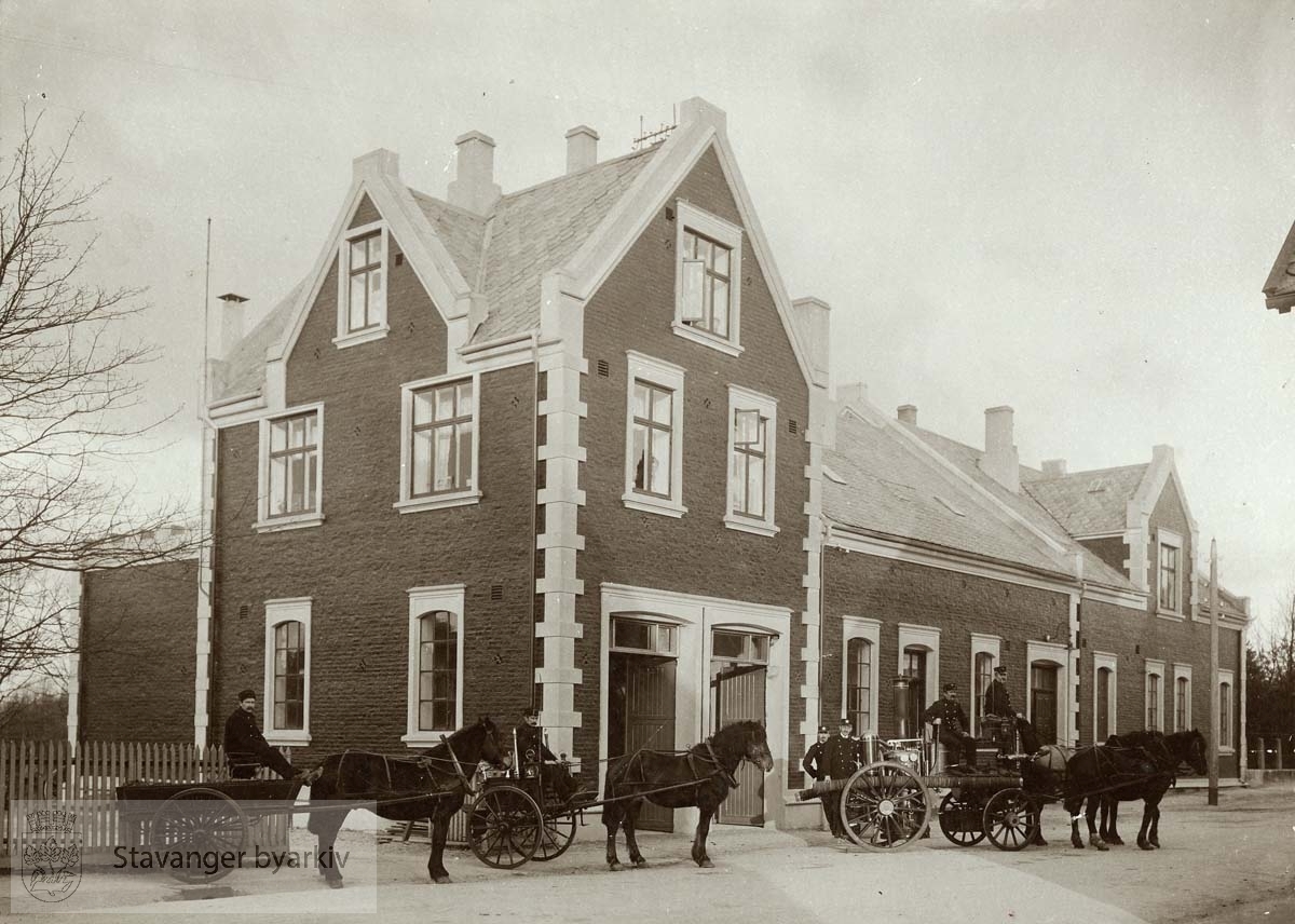 Denne bistasjonen i Peder Klowsgate ble vedtatt startet 30.11.1893. Her skulle det være plass for dampsprøyten Sluk, vogn for brannslanger, 4 hester og husrom for makinist, fyrbøter og kusker. 10 mann var i arbeid her. 6 i verkstedet og 4 brannmenn. Pumpestasjonen var i drift til 1930.