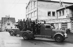 Brannmenn på brannbil