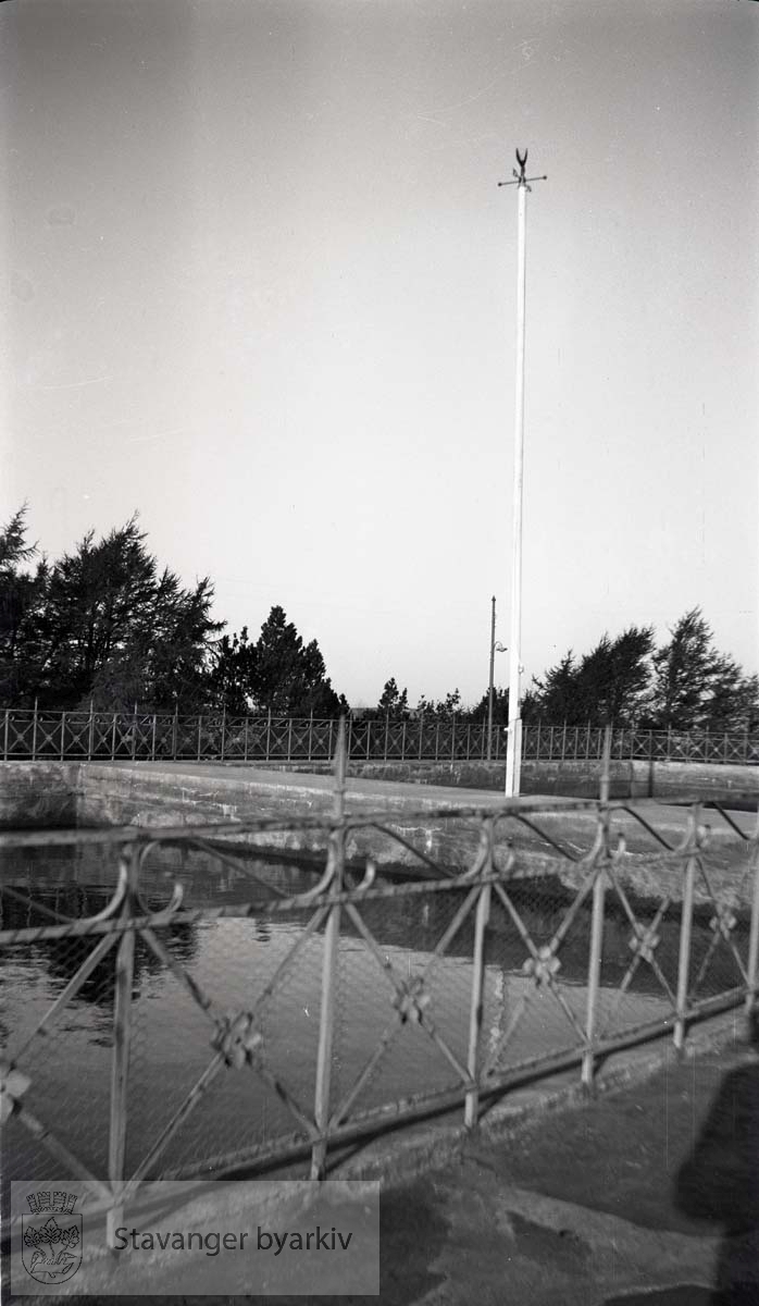 Vålandsbassenget på toppen av Vålandshaugen ble bygd i 1894 og fikk en høyde på 84 m.o.h. For å få vannet opp dit måtte man bygge en pumpestasjon i Egenes brannstasjon. Vålandstårnet ble bygd i 1895 og ombygd i 1917.