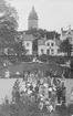 Kåren håller en av sina första konserter i Ugglans park sommaren 1921. I bakgrunden Strängnäs domkyrka