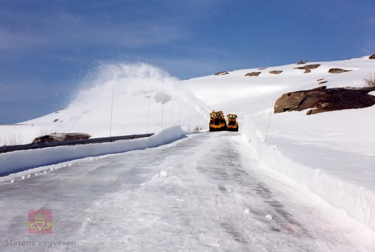Demonstrasjon av utstyr. To snøfresere brøyter opp veg på Melfjellet i Rana. Følg pilen til høyre for flere bilder. 
Se Relasjon og relaterte objekter lenger ned på siden for mer informasjon. 

Bilde 1) NVM 18-F-00237
Bilde 2) NVM 18-F-00237-1
Bilde 3) NVM 18-F-00237-3
Bilde 4) NVM 18-F-00237-4
Bilde 5) NVM 18-F-00237-5
