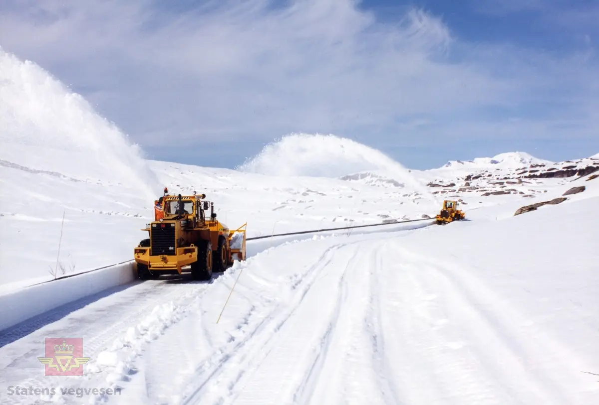 Demonstrasjon av utstyr. To snøfresere brøyter opp veg på Melfjellet i Rana. Følg pilen til høyre for flere bilder. 
Se Relasjon og relaterte objekter lenger ned på siden for mer informasjon. 

Bilde 1) NVM 18-F-00237
Bilde 2) NVM 18-F-00237-1
Bilde 3) NVM 18-F-00237-3
Bilde 4) NVM 18-F-00237-4
Bilde 5) NVM 18-F-00237-5