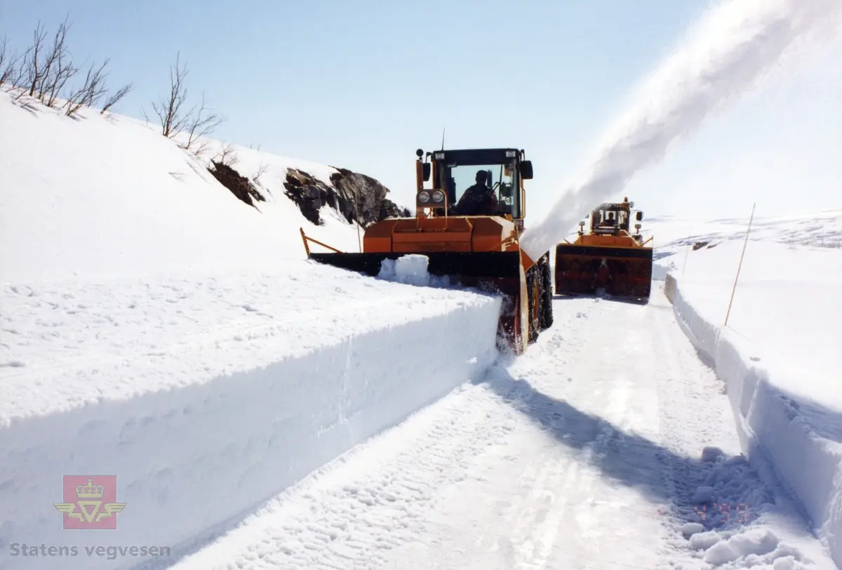 Demonstrasjon av utstyr. To snøfresere brøyter opp veg på Melfjellet i Rana. Følg pilen til høyre for flere bilder. 
Se Relasjon og relaterte objekter lenger ned på siden for mer informasjon. 

Bilde 1) NVM 18-F-00237
Bilde 2) NVM 18-F-00237-1
Bilde 3) NVM 18-F-00237-3
Bilde 4) NVM 18-F-00237-4
Bilde 5) NVM 18-F-00237-5