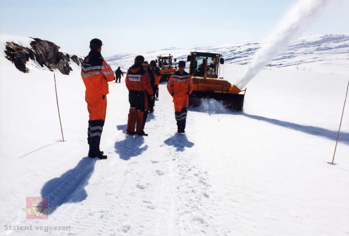 Demonstrasjon av utstyr. To snøfresere brøyter opp veg på Melfjellet i Rana. Følg pilen til høyre for flere bilder. 
Se Relasjon og relaterte objekter lenger ned på siden for mer informasjon. 

Bilde 1) NVM 18-F-00237
Bilde 2) NVM 18-F-00237-1
Bilde 3) NVM 18-F-00237-3
Bilde 4) NVM 18-F-00237-4
Bilde 5) NVM 18-F-00237-5