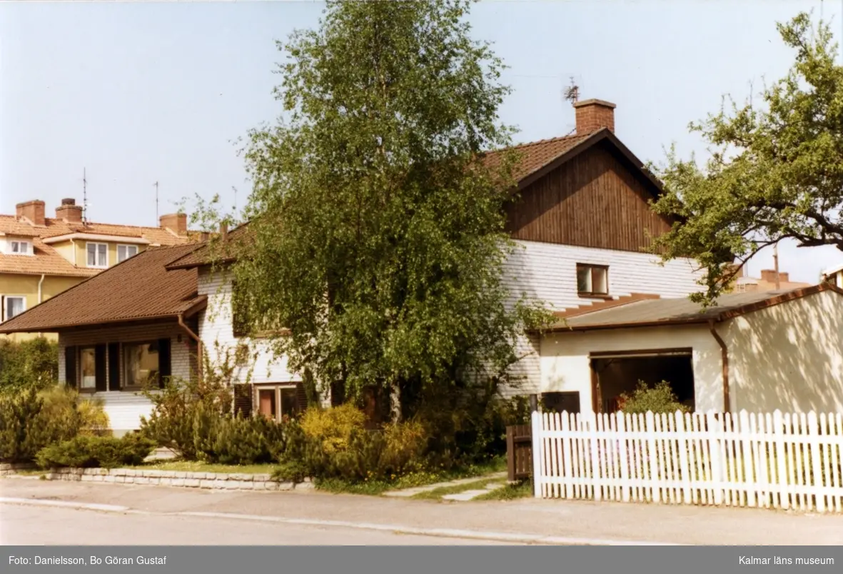 Bostadshus i vitt tegel och sadeltak på Kylegatan 8. Ägaren hette Johansson och byggmästaren var Bertil Danielsson.