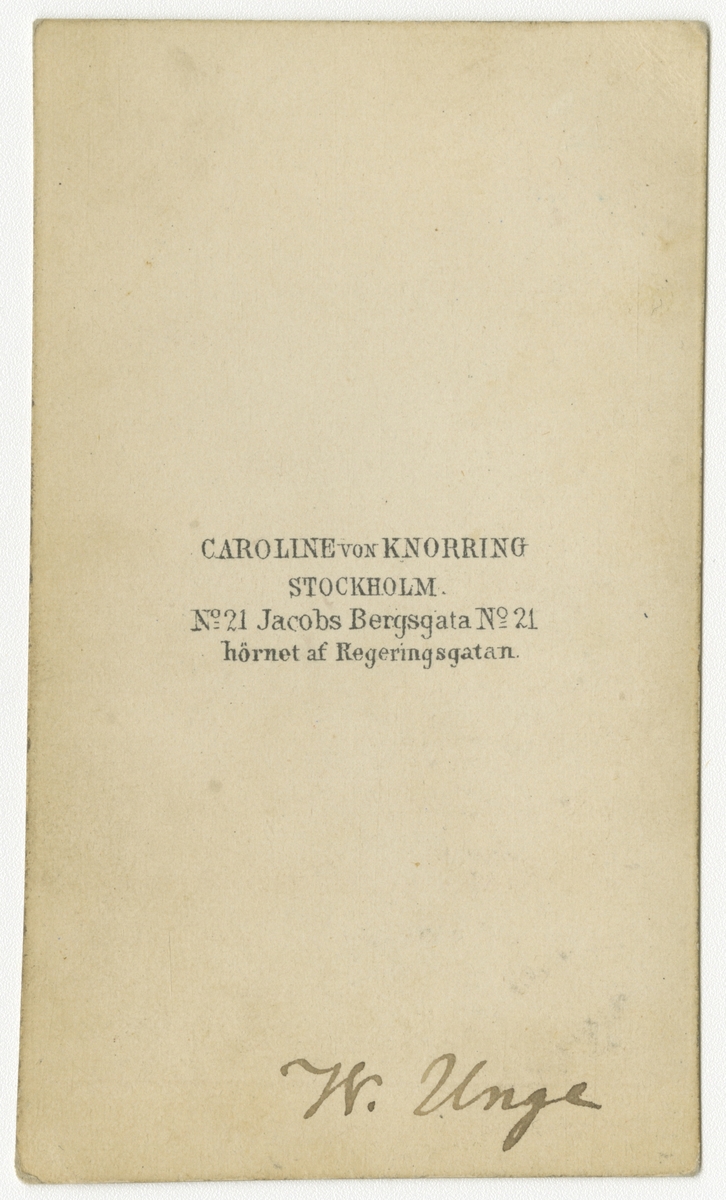 Porträtt av Wilhelm Theodor Unge porträtterad som kvinna, officer vid Upplands regemente.

Se även bild AMA.0002400, AMA.0002401, AMA.0002402, AMA.0009153, AMA.0009158 och AMA.0014381.