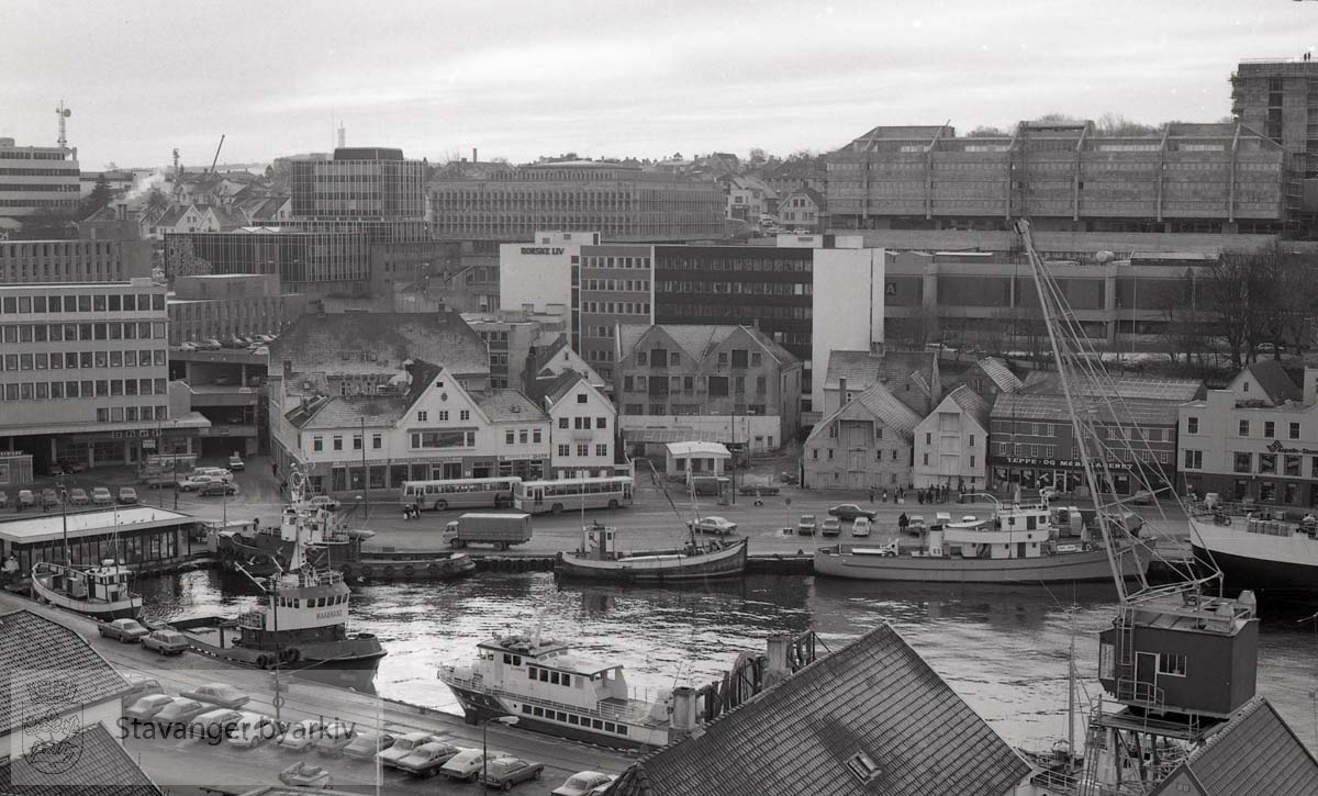 Tatt fra Torget/Sparekassen.Skagenkaien i forgrunnen.Strandkaien på andre siden