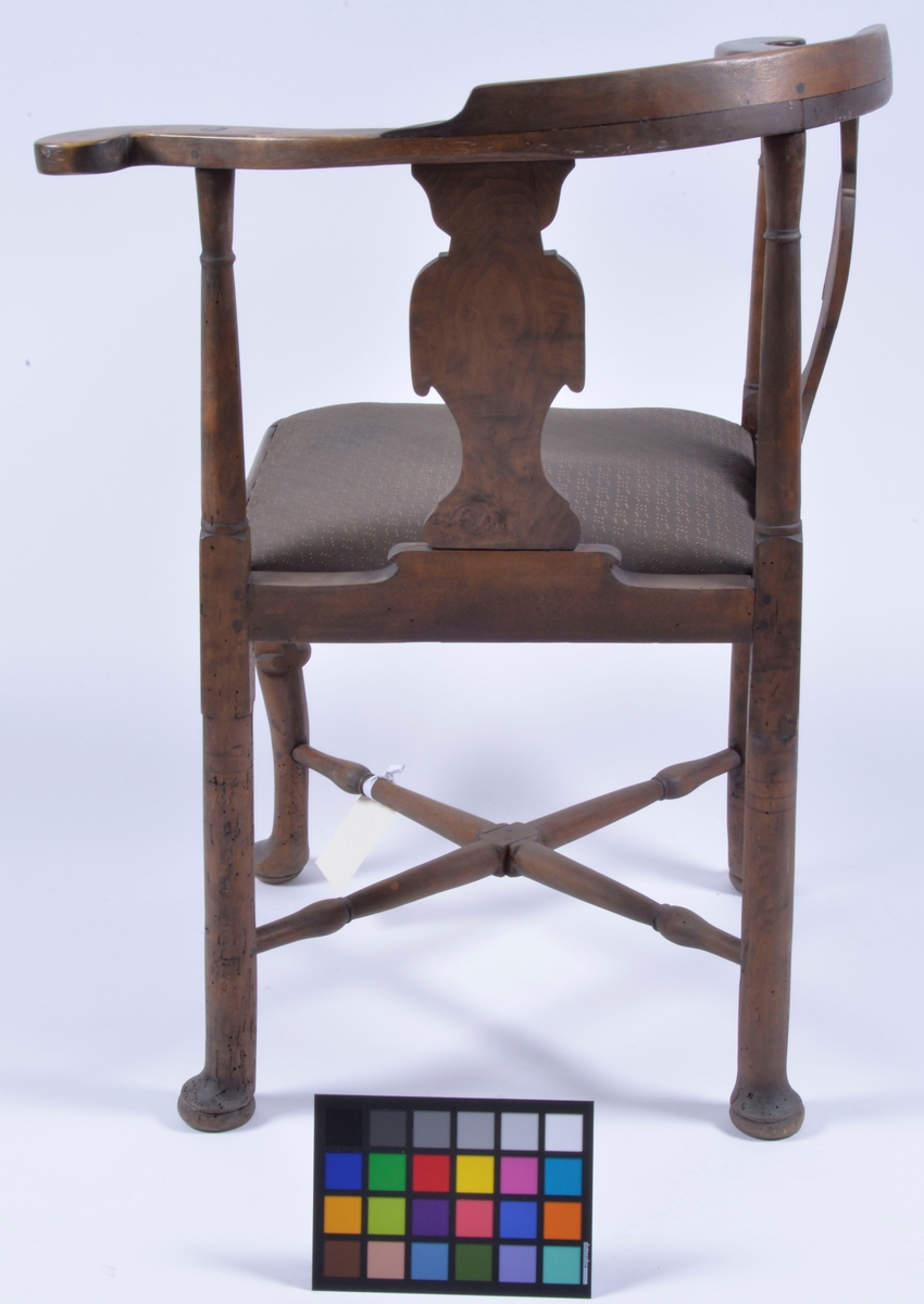 Svängt ryggstöd med löstagbar sits.

Höjd: 83,5 cm, t.o.m. sitsen 46 cm.
