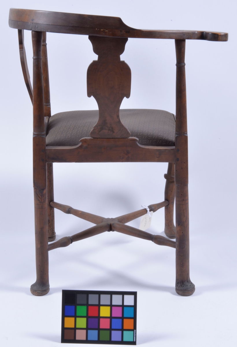 Svängt ryggstöd med löstagbar sits.

Höjd: 83,5 cm, t.o.m. sitsen 46 cm.