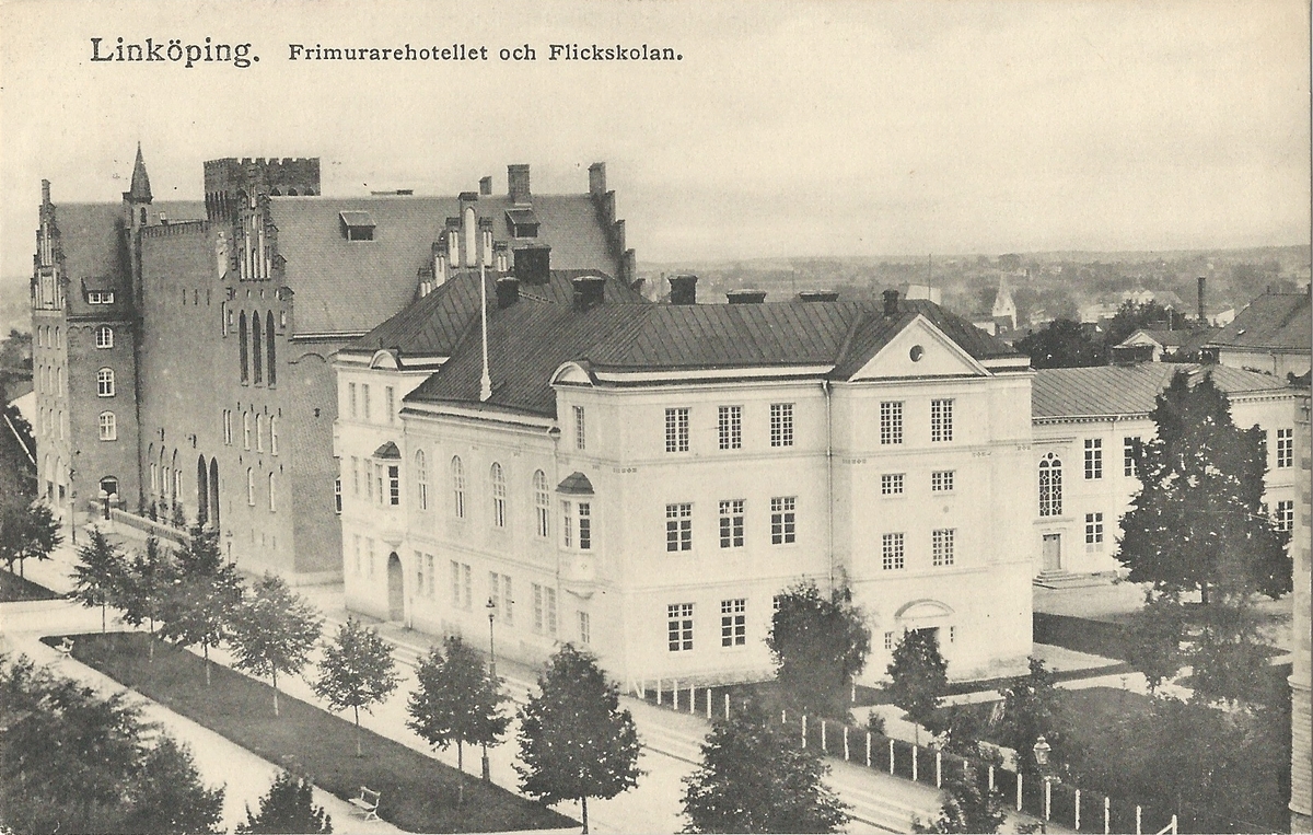 Vykort från  Linköping Elementärläroverket för flickor hus på Vasavägen.
Vasavägen, Elsa Brändströms skola, Klostergatan, Frimis, Frimurarhotellet,
Poststämplat 9 augusti 1918
Henric Carlsons bokhandel