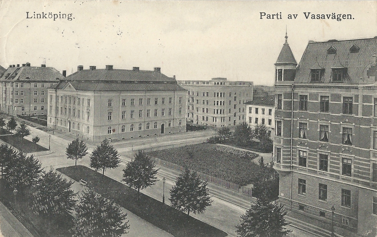 Vykort från  Linköping Vasavägen.
Vasavägen, Klostergatan, Miljonpalatset, Hypoteksföreningen,
Poststämplat 27 oktober 1916
Svenska Litografiska Stockholm