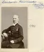 Porträtt av komminister Nils Samuel Loenbom. Prästvigd 1826. Från 1830 vice regementspastor och från 1837 ordinarie vid Andra livgrenadjärregementet i Linköping. Under perioden 1853-73 innehade han tjänsten som komminister i Mjölby. En livsberättelse förmedlar att han var en öppen, godmodig, human och förnöjsam person. Även ska han ha varit en utmärkt sångare, vars väldiga basstämma var vida bekant och skaffade honom smeknamnet 