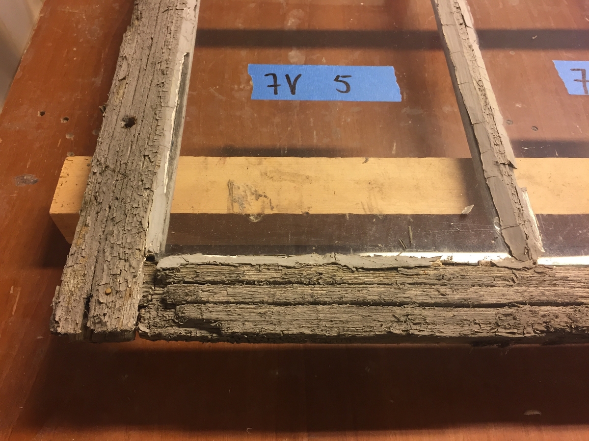Forpakterbolig fra Løten prestegård i to etasjer med loft. Laftet tømmerbygning med panel, rødmalt. Saltak med teglstein. Bygningen har to inngangsdører og 25 vinduer inklusive et lite i hver ende av loftet. Bygningen hviler på en svært lav og dårlig murt ringmur. 