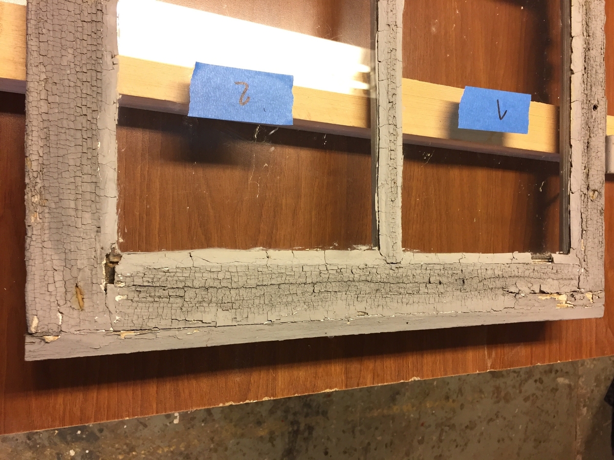 Forpakterbolig fra Løten prestegård i to etasjer med loft. Laftet tømmerbygning med panel, rødmalt. Saltak med teglstein. Bygningen har to inngangsdører og 25 vinduer inklusive et lite i hver ende av loftet. Bygningen hviler på en svært lav og dårlig murt ringmur. 