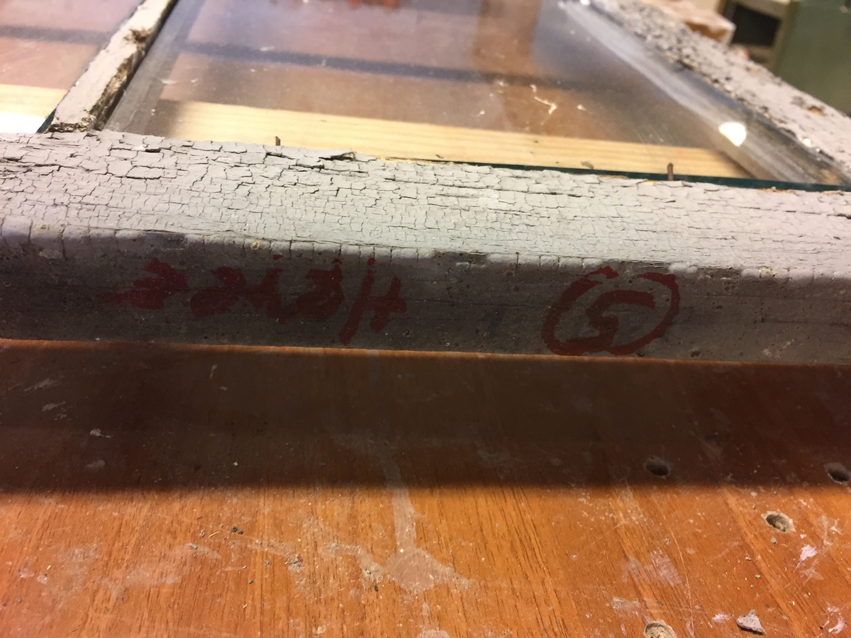 Forpakterbolig fra Løten prestegård i to etasjer med loft. Laftet tømmerbygning med panel, rødmalt. Saltak med teglstein. Bygningen har to inngangsdører og 25 vinduer inklusive et lite i hver ende av loftet. Bygningen hviler på en svært lav og dårlig murt ringmur. 