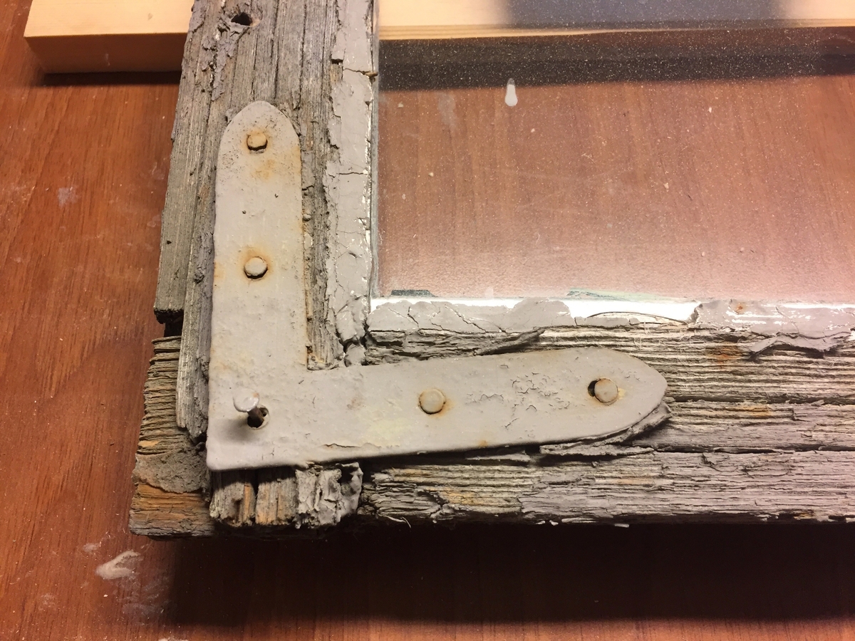 Forpakterbolig fra Løten prestegård i to etasjer med loft. Laftet tømmerbygning med panel, rødmalt. Saltak med teglstein. Bygningen har to inngangsdører og 25 vinduer inklusive et lite i hver ende av loftet. Bygningen hviler på en svært lav og dårlig murt ringmur. 