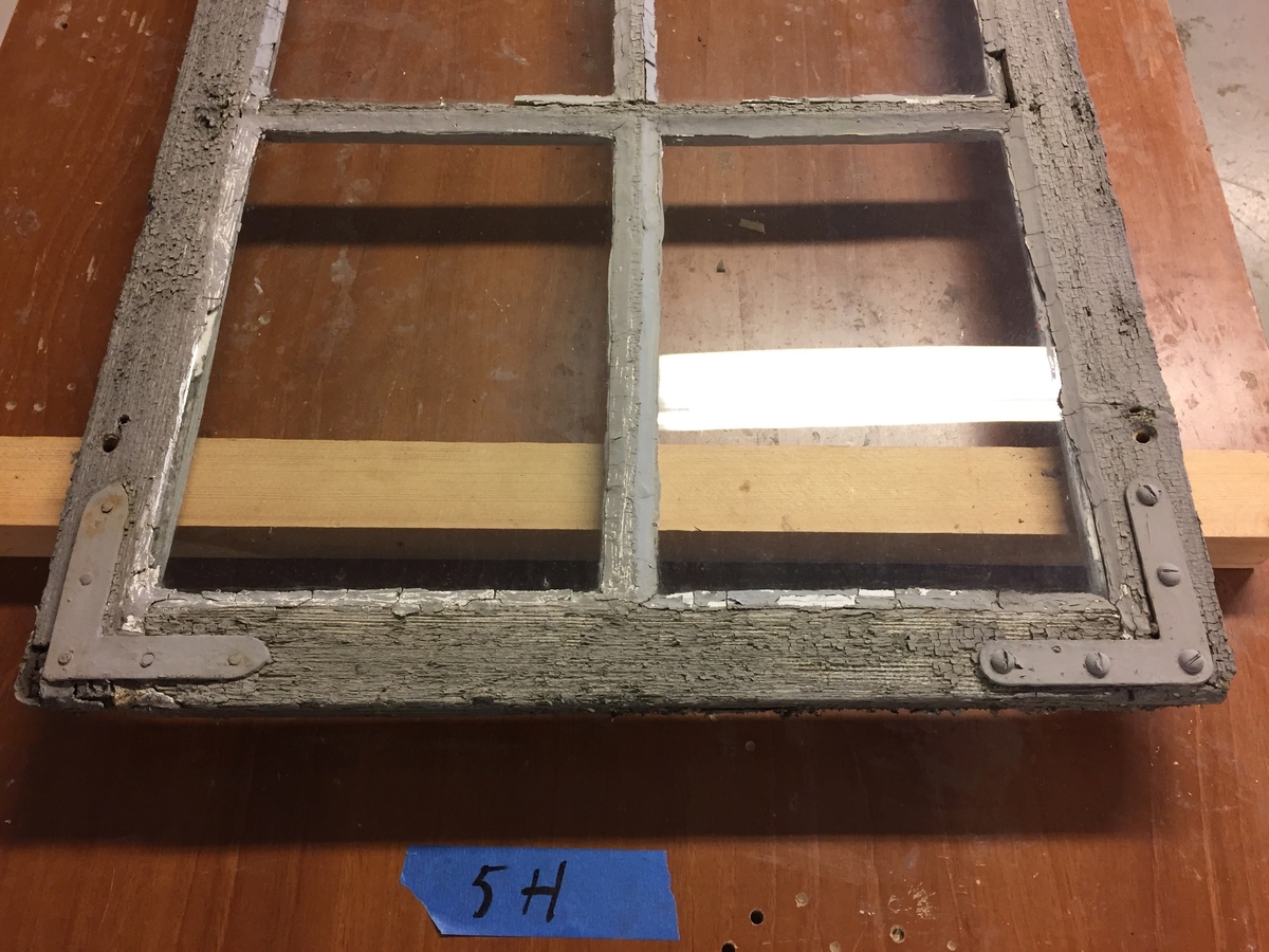 Forpakterbolig fra Løten prestegård i to etasjer med loft. Laftet tømmerbygning med panel, rødmalt. Saltak med teglstein. Bygningen har to inngangsdører og 25 vinduer inklusive et lite i hver ende av loftet. Bygningen hviler på en svært lav og dårlig murt ringmur. 