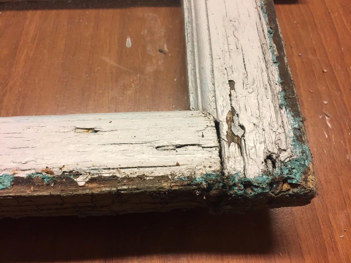 Forpakterbolig fra Løten prestegård i to etasjer med loft. Laftet tømmerbygning med panel, rødmalt. Saltak med teglstein. Bygningen har to inngangsdører og 25 vinduer inklusive et lite i hver ende av loftet. Bygningen hviler på en svært lav og dårlig murt ringmur. 