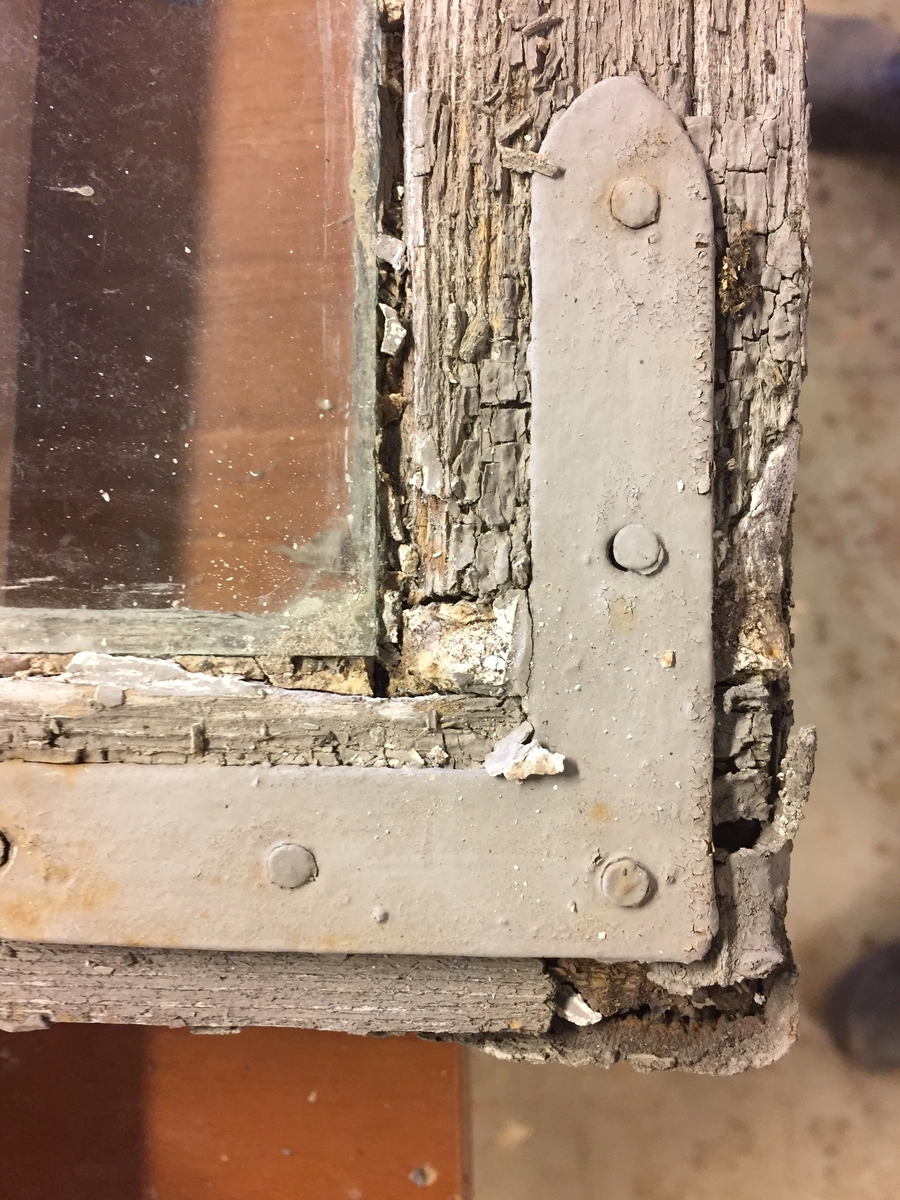 Forpakterbolig fra Løten prestegård i to etasjer med loft. Laftet tømmerbygning med panel, rødmalt. Saltak med teglstein. Bygningen har to inngangsdører og 25 vinduer inklusive et lite i hver ende av loftet. Bygningen hviler på en svært lav og dårlig murt ringmur. 