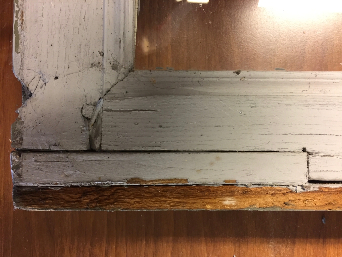 Forpakterbolig fra Løten prestegård i to etasjer med loft. Laftet tømmerbygning med panel, rødmalt. Saltak med teglstein. Bygningen har to inngangsdører og 25 vinduer inklusive et lite i hver ende av loftet. Bygningen hviler på en svært lav og dårlig murt ringmur. 