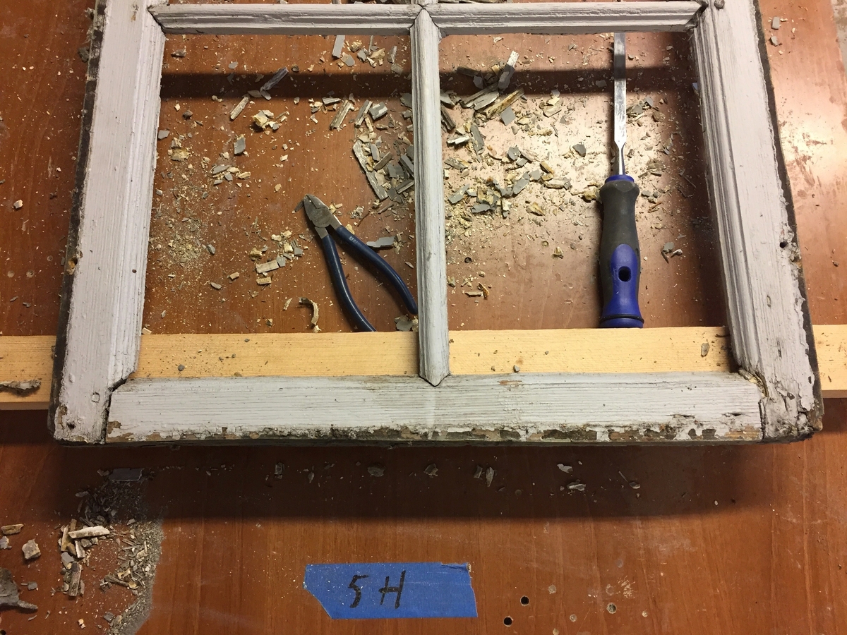 Forpakterbolig fra Løten prestegård i to etasjer med loft. Laftet tømmerbygning med panel, rødmalt. Saltak med teglstein. Bygningen har to inngangsdører og 25 vinduer inklusive et lite i hver ende av loftet. Bygningen hviler på en svært lav og dårlig murt ringmur. 