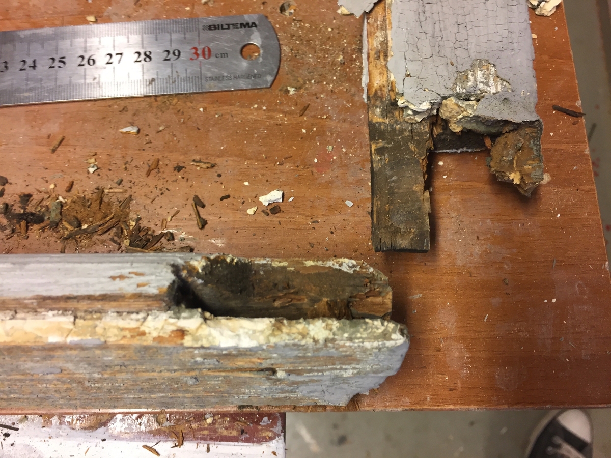 Forpakterbolig fra Løten prestegård i to etasjer med loft. Laftet tømmerbygning med panel, rødmalt. Saltak med teglstein. Bygningen har to inngangsdører og 25 vinduer inklusive et lite i hver ende av loftet. Bygningen hviler på en svært lav og dårlig murt ringmur. 