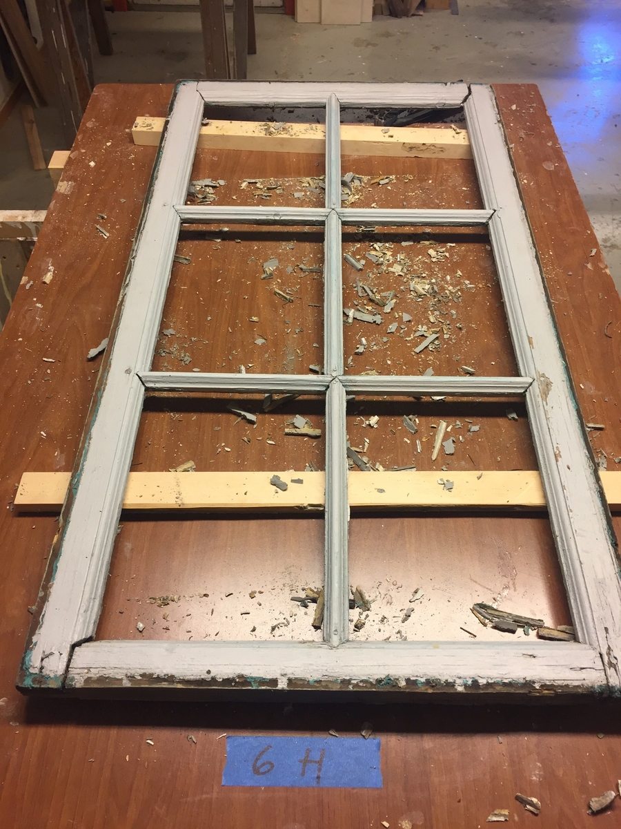 Forpakterbolig fra Løten prestegård i to etasjer med loft. Laftet tømmerbygning med panel, rødmalt. Saltak med teglstein. Bygningen har to inngangsdører og 25 vinduer inklusive et lite i hver ende av loftet. Bygningen hviler på en svært lav og dårlig murt ringmur. 