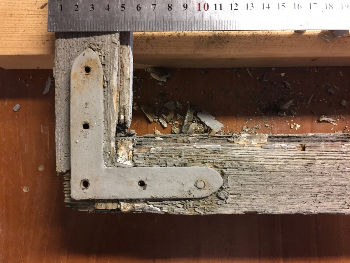 Forpakterbolig fra Løten prestegård i to etasjer med loft. Laftet tømmerbygning med panel, rødmalt. Saltak med teglstein. Bygningen har to inngangsdører og 25 vinduer inklusive et lite i hver ende av loftet. Bygningen hviler på en svært lav og dårlig murt ringmur. 