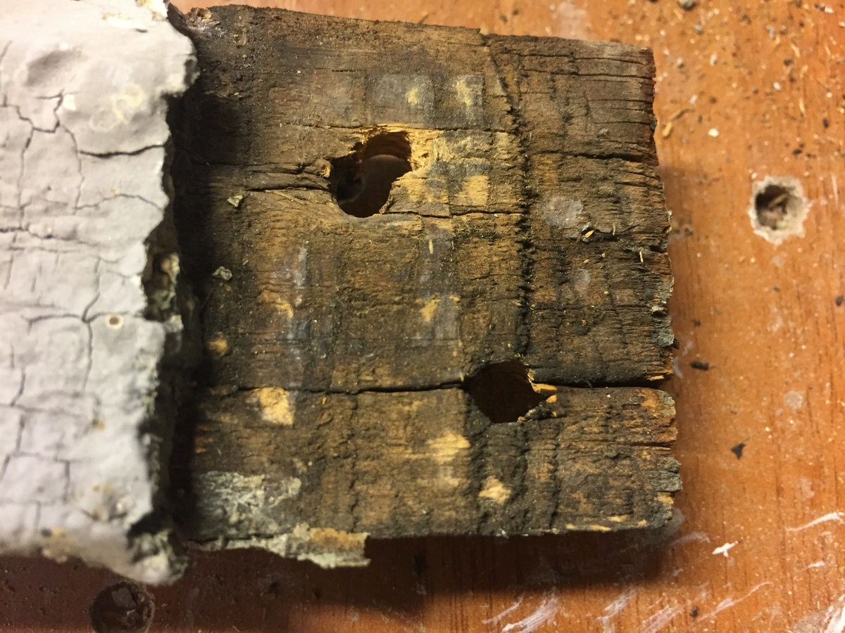 Forpakterbolig fra Løten prestegård i to etasjer med loft. Laftet tømmerbygning med panel, rødmalt. Saltak med teglstein. Bygningen har to inngangsdører og 25 vinduer inklusive et lite i hver ende av loftet. Bygningen hviler på en svært lav og dårlig murt ringmur. 
