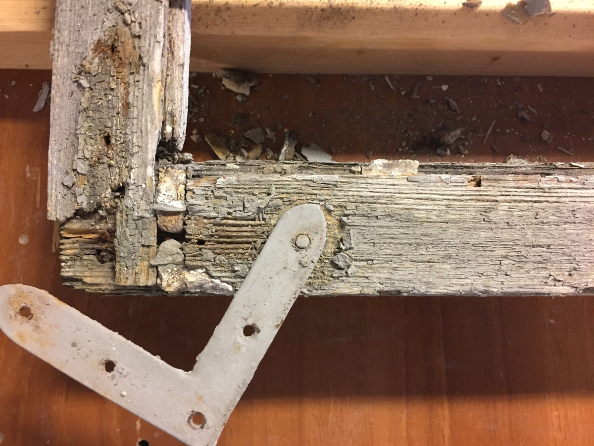 Forpakterbolig fra Løten prestegård i to etasjer med loft. Laftet tømmerbygning med panel, rødmalt. Saltak med teglstein. Bygningen har to inngangsdører og 25 vinduer inklusive et lite i hver ende av loftet. Bygningen hviler på en svært lav og dårlig murt ringmur. 