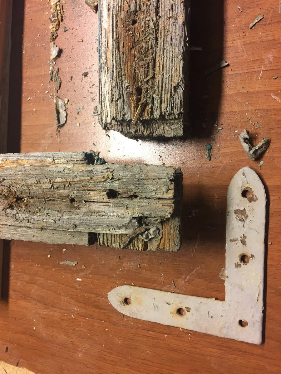 Forpakterbolig fra Løten prestegård i to etasjer med loft. Laftet tømmerbygning med panel, rødmalt. Saltak med teglstein. Bygningen har to inngangsdører og 25 vinduer inklusive et lite i hver ende av loftet. Bygningen hviler på en svært lav og dårlig murt ringmur. 