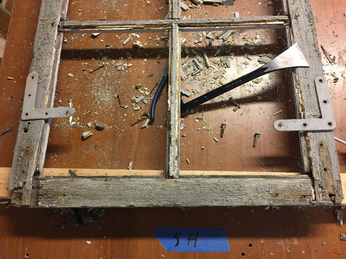 Forpakterbolig fra Løten prestegård i to etasjer med loft. Laftet tømmerbygning med panel, rødmalt. Saltak med teglstein. Bygningen har to inngangsdører og 25 vinduer inklusive et lite i hver ende av loftet. Bygningen hviler på en svært lav og dårlig murt ringmur. 