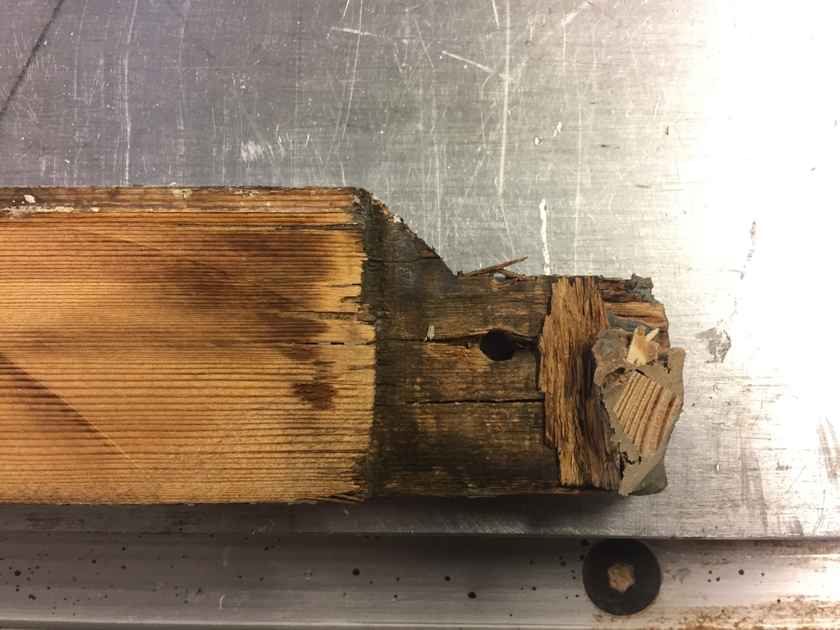 Forpakterbolig fra Løten prestegård i to etasjer med loft. Laftet tømmerbygning med panel, rødmalt. Saltak med teglstein. Bygningen har to inngangsdører og 25 vinduer inklusive et lite i hver ende av loftet. Bygningen hviler på en svært lav og dårlig murt ringmur. 