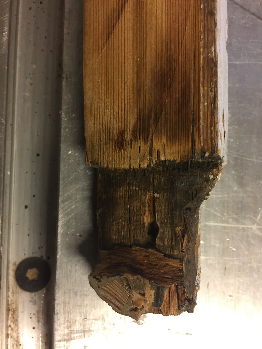 Forpakterbolig fra Løten prestegård i to etasjer med loft. Laftet tømmerbygning med panel, rødmalt. Saltak med teglstein. Bygningen har to inngangsdører og 25 vinduer inklusive et lite i hver ende av loftet. Bygningen hviler på en svært lav og dårlig murt ringmur. 