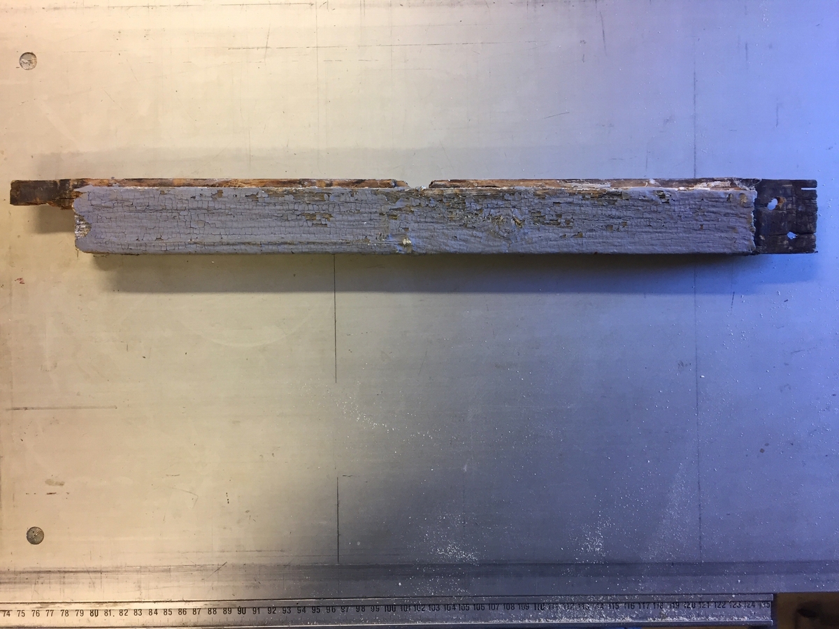 Forpakterbolig fra Løten prestegård i to etasjer med loft. Laftet tømmerbygning med panel, rødmalt. Saltak med teglstein. Bygningen har to inngangsdører og 25 vinduer inklusive et lite i hver ende av loftet. Bygningen hviler på en svært lav og dårlig murt ringmur. 