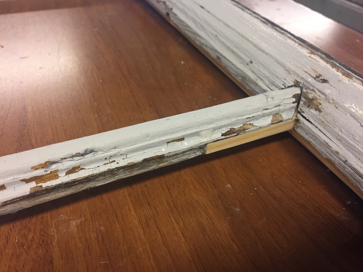 Forpakterbolig fra Løten prestegård i to etasjer med loft. Laftet tømmerbygning med panel, rødmalt. Saltak med teglstein. Bygningen har to inngangsdører og 25 vinduer inklusive et lite i hver ende av loftet. Bygningen hviler på en svært lav og dårlig murt ringmur. 
