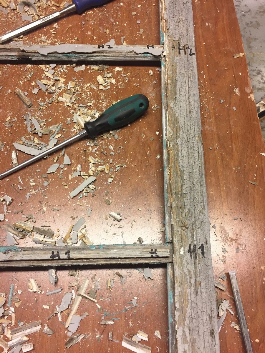 Forpakterbolig fra Løten prestegård i to etasjer med loft. Laftet tømmerbygning med panel, rødmalt. Saltak med teglstein. Bygningen har to inngangsdører og 25 vinduer inklusive et lite i hver ende av loftet. Bygningen hviler på en svært lav og dårlig murt ringmur. 