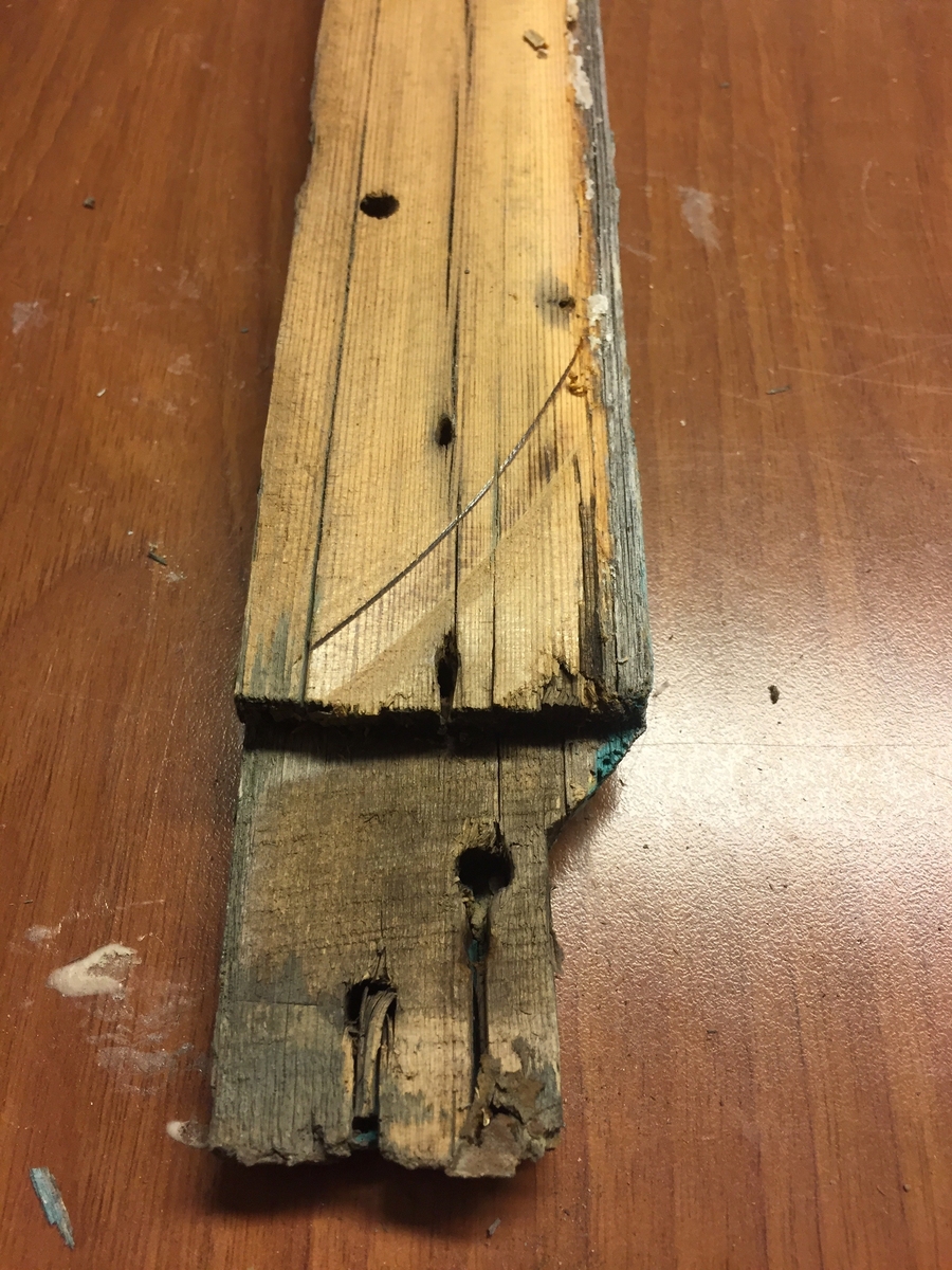 Forpakterbolig fra Løten prestegård i to etasjer med loft. Laftet tømmerbygning med panel, rødmalt. Saltak med teglstein. Bygningen har to inngangsdører og 25 vinduer inklusive et lite i hver ende av loftet. Bygningen hviler på en svært lav og dårlig murt ringmur. 