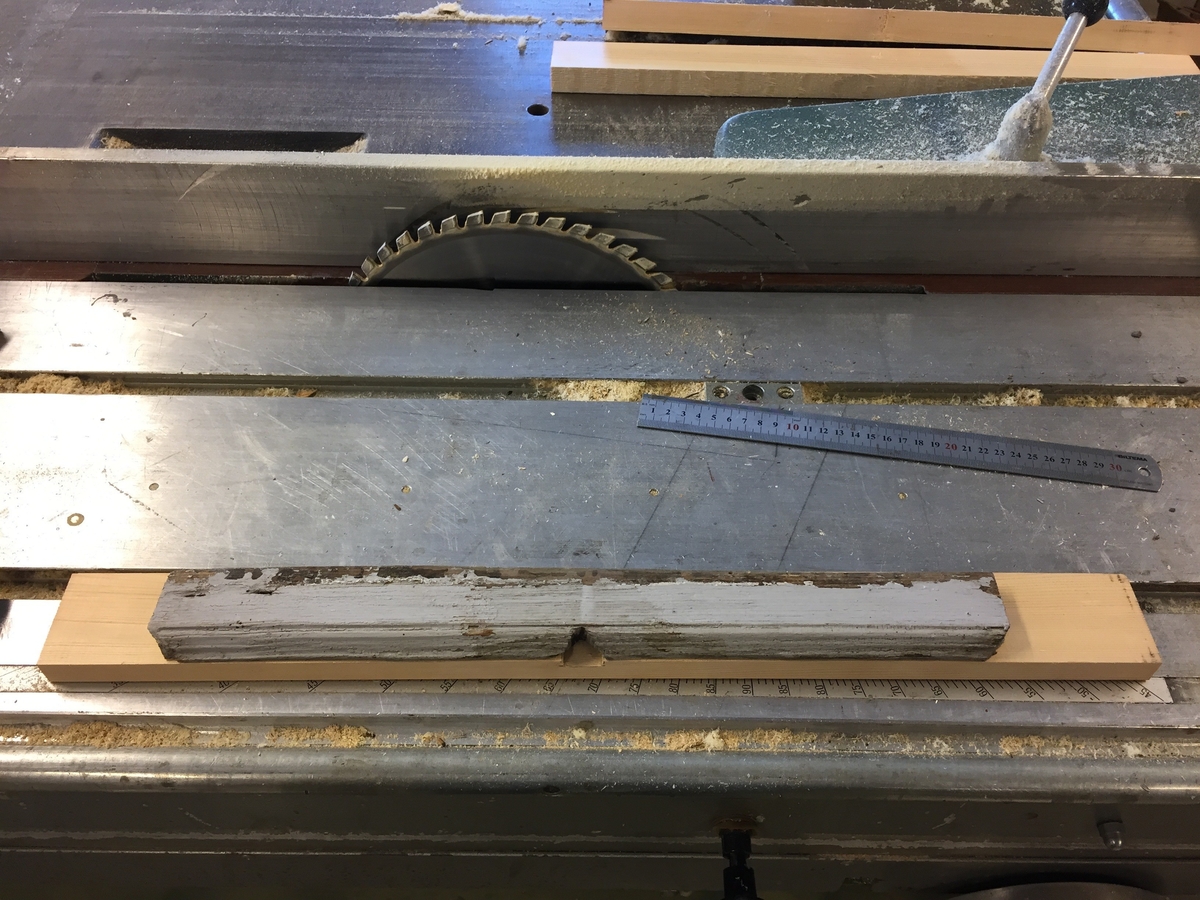 Forpakterbolig fra Løten prestegård i to etasjer med loft. Laftet tømmerbygning med panel, rødmalt. Saltak med teglstein. Bygningen har to inngangsdører og 25 vinduer inklusive et lite i hver ende av loftet. Bygningen hviler på en svært lav og dårlig murt ringmur. 
